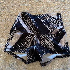 NWOT Lululemon black and white shorts size 6